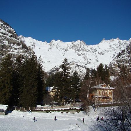 Hotel Lo Scoiattolo Courmayeur Eksteriør billede