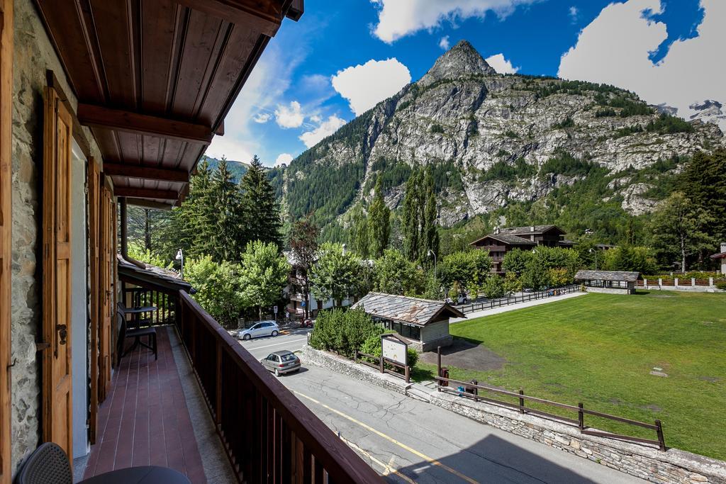 Hotel Lo Scoiattolo Courmayeur Eksteriør billede