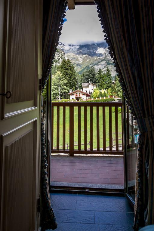 Hotel Lo Scoiattolo Courmayeur Eksteriør billede