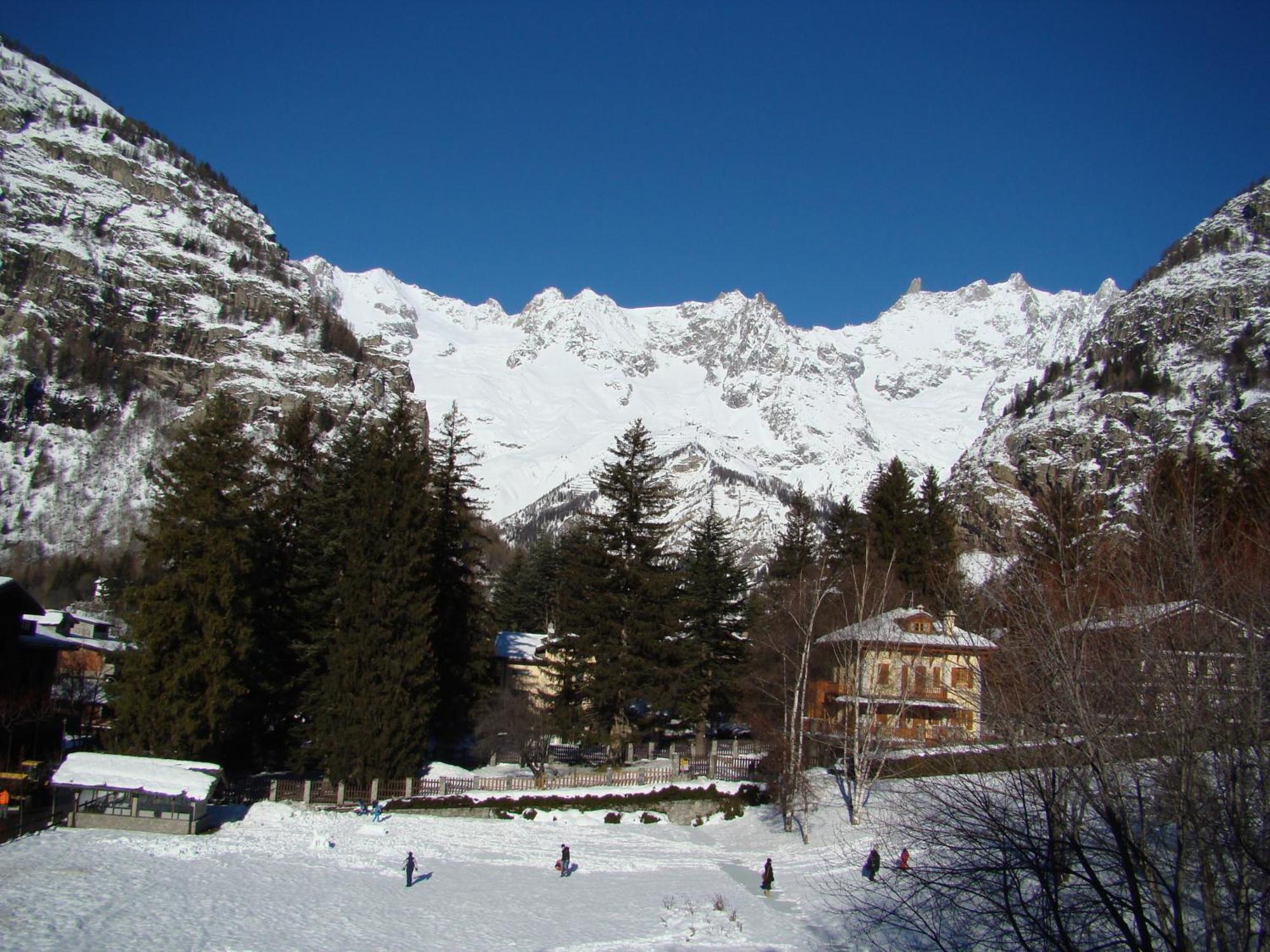 Hotel Lo Scoiattolo Courmayeur Eksteriør billede