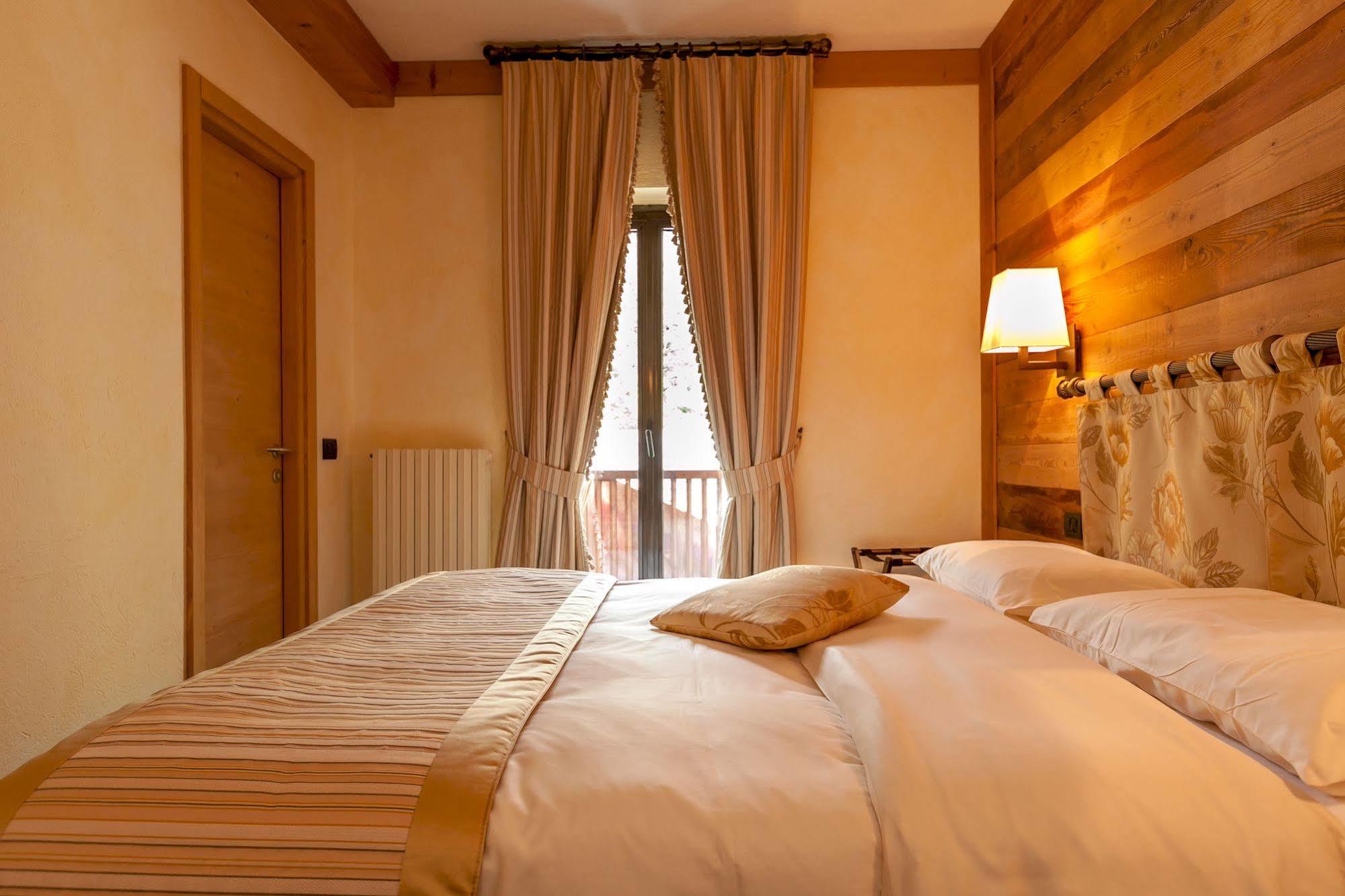 Hotel Lo Scoiattolo Courmayeur Eksteriør billede