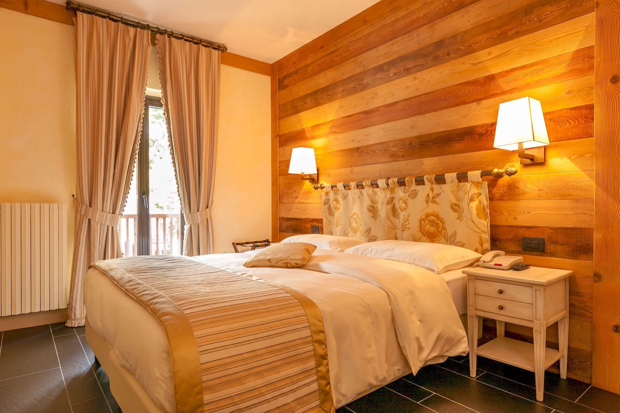 Hotel Lo Scoiattolo Courmayeur Eksteriør billede