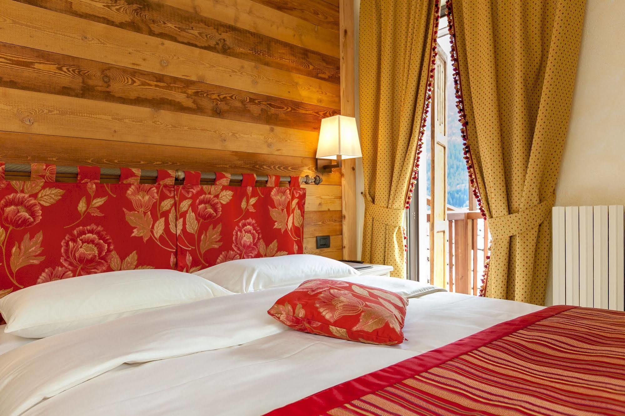 Hotel Lo Scoiattolo Courmayeur Eksteriør billede