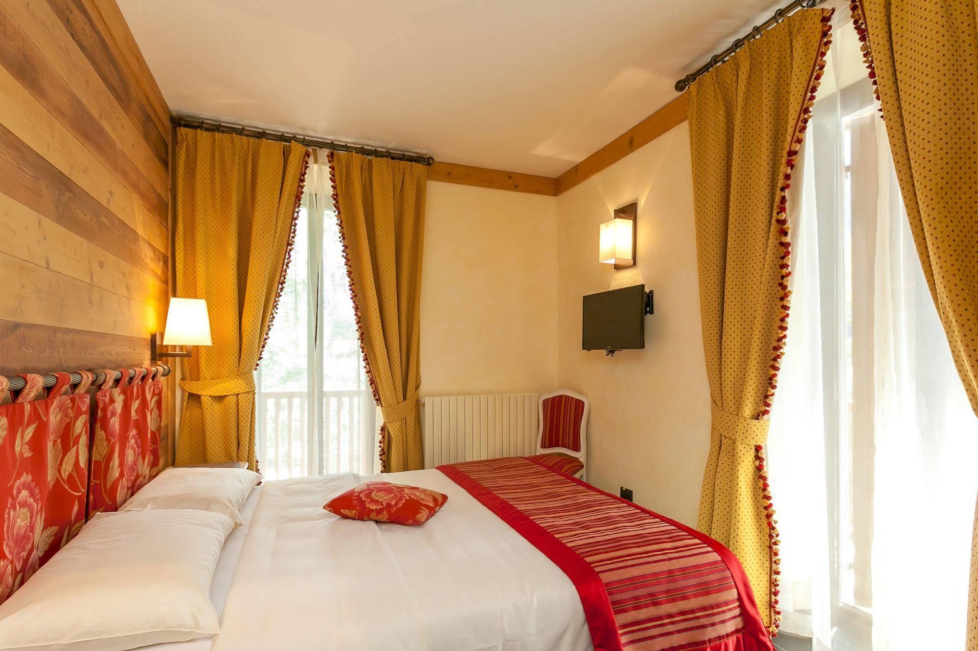 Hotel Lo Scoiattolo Courmayeur Eksteriør billede