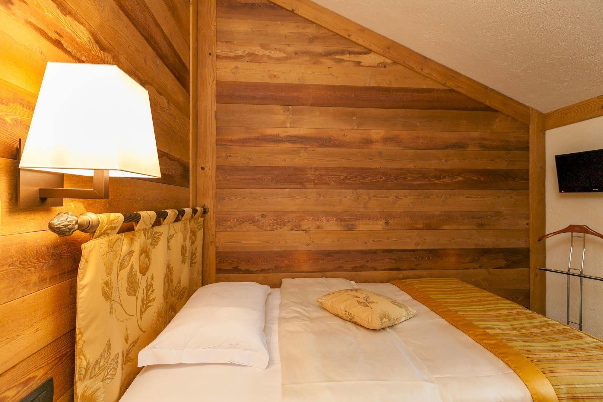Hotel Lo Scoiattolo Courmayeur Eksteriør billede