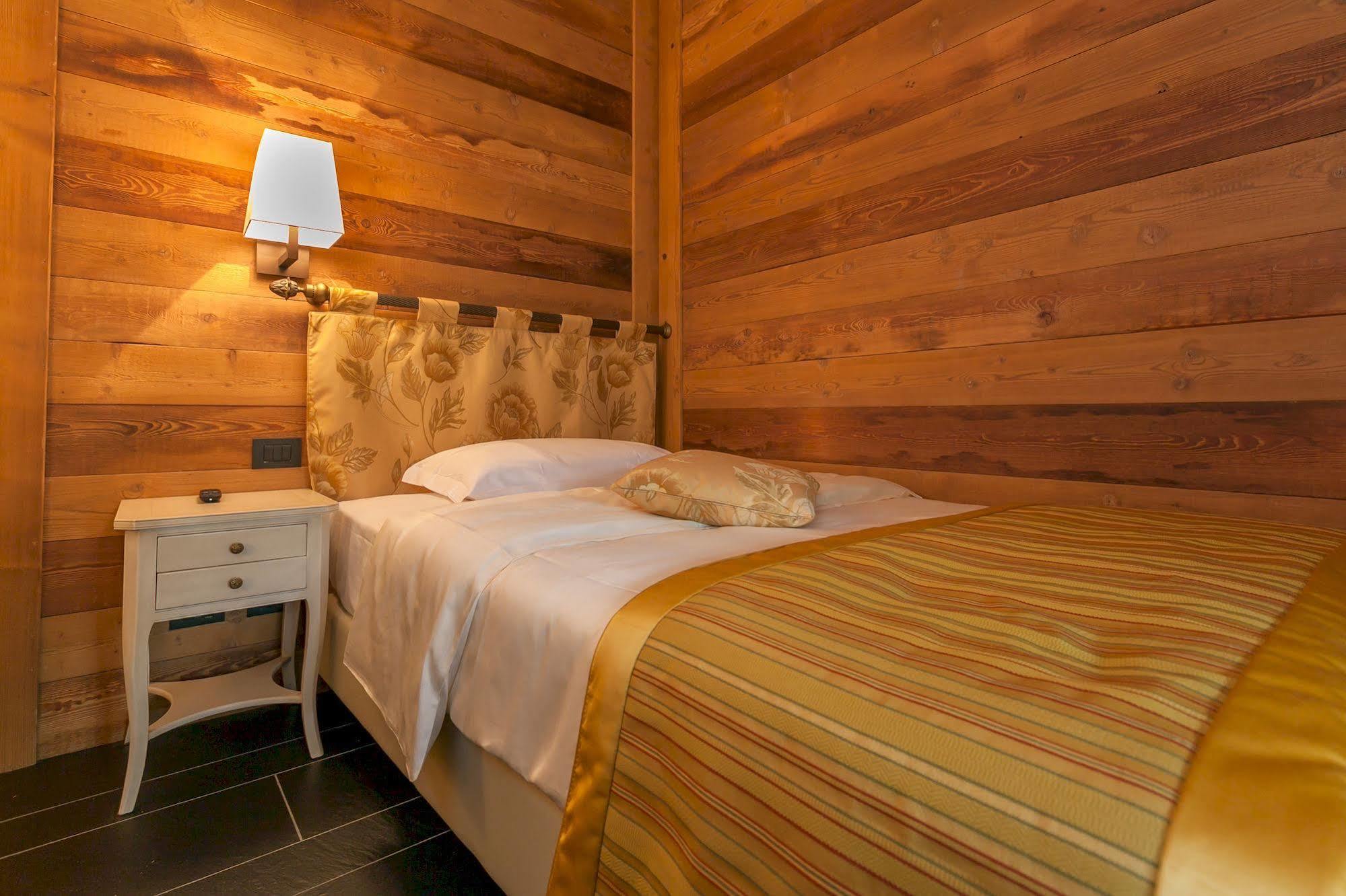 Hotel Lo Scoiattolo Courmayeur Eksteriør billede